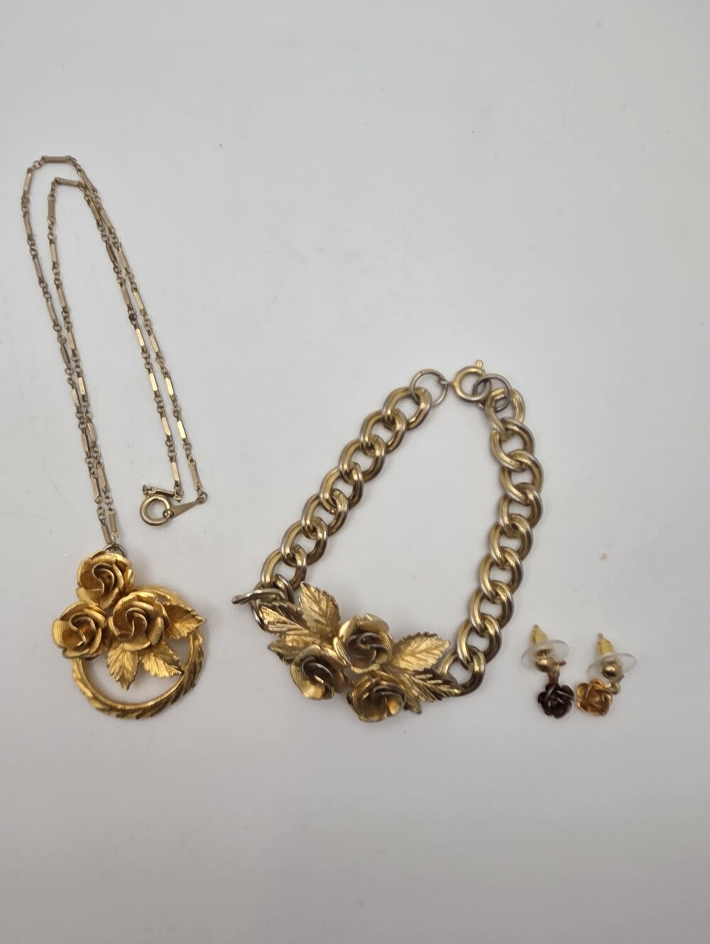 ​Vintage Gold Tone 3 Piece Rose Floral Wreath Pendant Necklace Bracelet Earrings